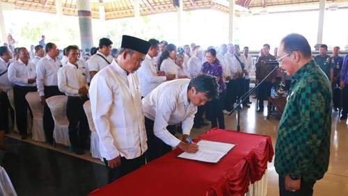 Pj Bupati Klungkung I Nyoman Jendrika melantik 333 BPD di Balai Budaya Ida Dewa Agung Istri Kanya, Selasa (30/1/2024).