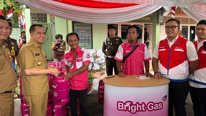 Pj Gubernur Sumsel Agus Fatoni saat meninjau tenant Pertamina Patra Niaga dalam operasi pasar murah di Palembang.