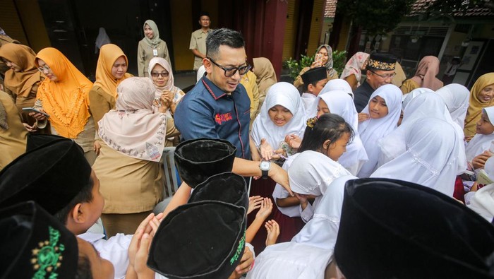 PJ Wali Kota Mojokerto Moh Ali Kuncoro saat menyapa siswa SD di Kota Mojokerto.