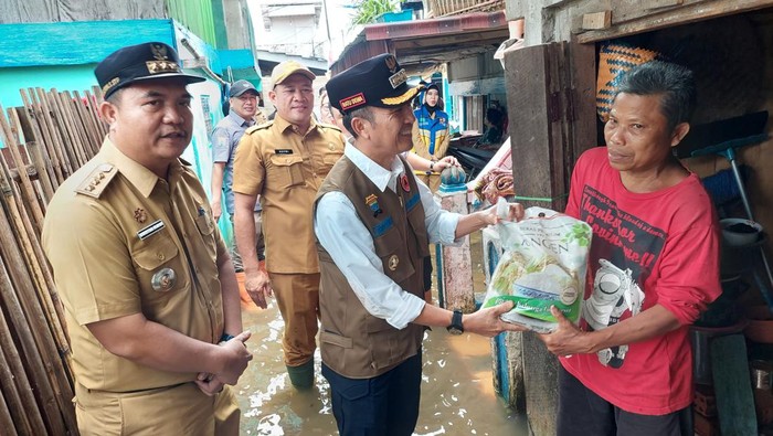 Pj Wali Kota Palembang Cek Warga Korban Banjir di Kecamatan Seberang Ulu 1