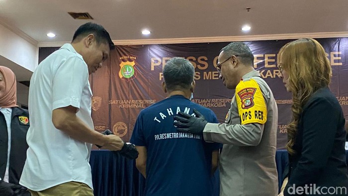 Polisi merilis kakek di Matraman, Jakarta Timur yang mencabuli 3 bocah.