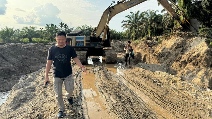 Polisi saat cek lokasi tambang ilegal milik PNS di Rohul (Dok Polda Riau)
