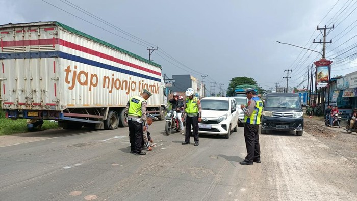 Polisi saat melakukan olah TKP Sertu Ranto meninggal usai motornya ditabrak lari truk.
