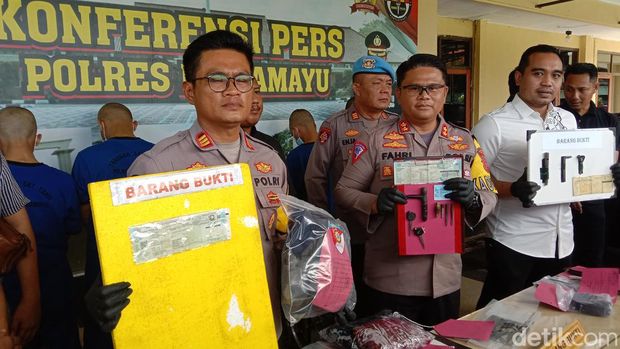 Polisi saat memamerkan barang bukti pencurian di Mapolres Indramayu, Selasa (30/1/2024).