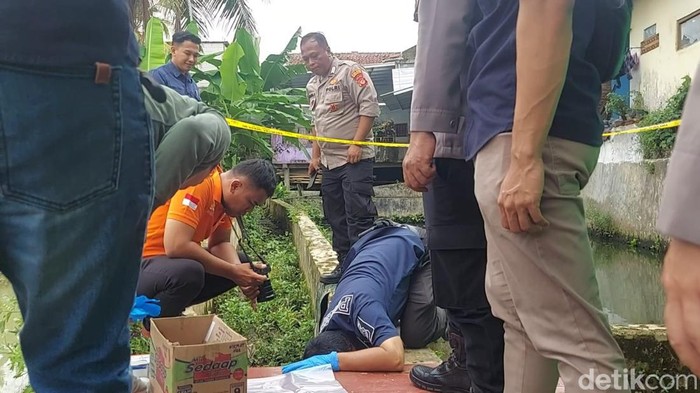 Polisi saat mengevakuasi temuan mayat bayi di Kota Tasikmalaya.