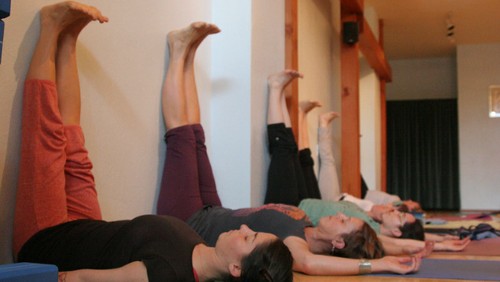 Pose yoya viparita karani (angkat kaki ke tembok).