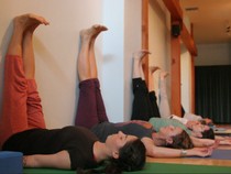 8 Manfaat dari Pose Yoga Angkat Kaki ke Dinding, Mudah Dilakukan di Rumah