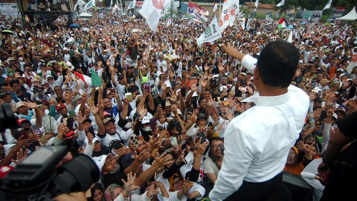 Potret Kemeriahan Kampanye Akbar Anies-Cak Imin di Tegal Calon presiden nomor urut 1 Anies Baswedan (kiri) bersama calon wakil presiden Muhaimin Iskandar (kanan) menyapa pendukungnya saat kampanye akbar