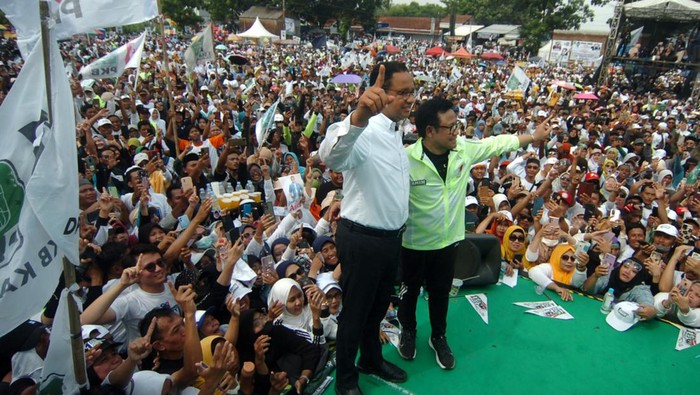 Potret Kemeriahan Kampanye Akbar Anies-Cak Imin di Tegal Calon presiden nomor urut 1 Anies Baswedan (kiri) bersama calon wakil presiden Muhaimin Iskandar (kanan) menyapa pendukungnya saat kampanye akbar