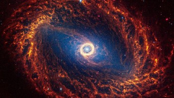 Galaksi spiral NGC 1512, yang terletak 30 juta tahun cahaya dari Bumi, terlihat dalam gambar tak bertanggal dari Teleskop Luar Angkasa James Webb.