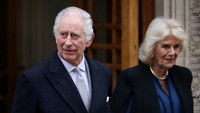 Raja Charles III telah meninggalkan rumah sakit setelah menjalani perawatan karena pembesaran prostat. Dia keluar dari rumah sakit swasta Klinik London, setelah menghabiskan tiga malam untuk mengikuti prosedur operasi. REUTERS/Hollie Adams.