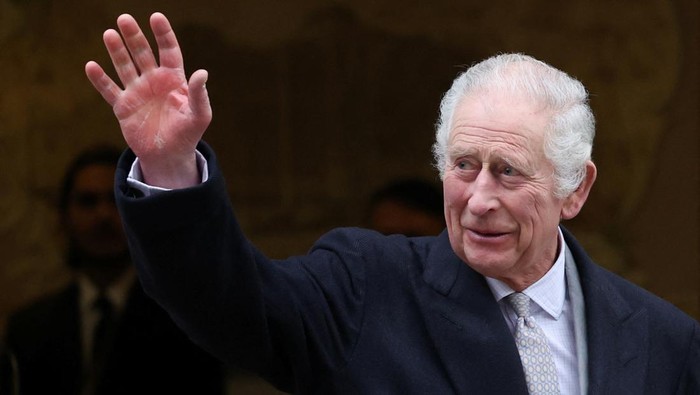 Britains King Charles leaves the London Clinic with Britains Queen Camilla after receiving treatment for an enlarged prostate in London, Britain January 29, 2024. REUTERS/Hannah McKay     TPX IMAGES OF THE DAY
