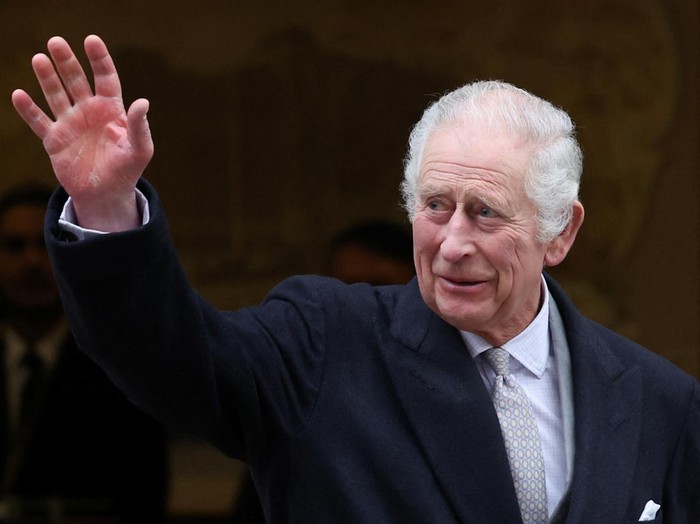 Britains King Charles leaves the London Clinic with Britains Queen Camilla after receiving treatment for an enlarged prostate in London, Britain January 29, 2024. REUTERS/Hannah McKay     TPX IMAGES OF THE DAY