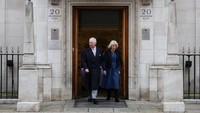 Raja Charles III meninggalkan Klinik London bersama Ratu Camilla setelah menerima perawatan untuk pembesaran prostat di London, Inggris, Senin (29/1/2024). REUTERS/Hannah McKay.