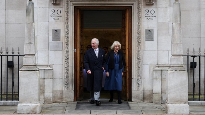 Britain's King Charles leaves the London Clinic with Britain's Queen Camilla after receiving treatment for an enlarged prostate in London, Britain January 29, 2024. REUTERS/Hannah McKay     TPX IMAGES OF THE DAY