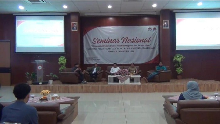 Potret Seminar Nasional Mengajak dan Menciptakan Pemilu Damai Himpunan Mahasiswa Politik (Himapol) Indonesia menggelar seminar nasional. Seminar mengangkat tema Menyambut Pemilu Damai 2024 Berintegrasi dan Bermartabat.