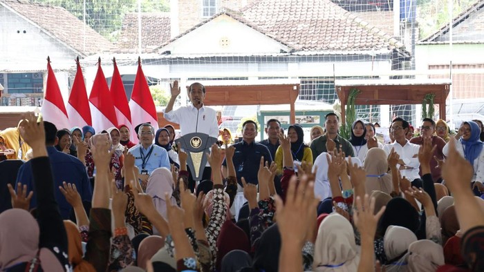 Presiden Jokowi  bertemu nasabah PNM Mekaar di Bantul, Selasa (30/1/2024)