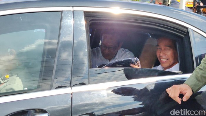 Presiden Jokowi, Menteri PUPR Basuki Hadimuljono, dan Gubernur DIY Sri Sultan Hamengku Buwono X menghadiri acara peresmian jalan dan jembatan di Gunungkidul, Selasa (30/1/2024).