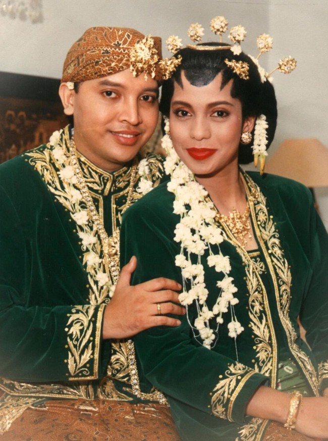 Rupanya pakaian pengantin yang dikenakan Nadia dan Kama itu cukup bersejarah. Baju adat tersebut merupakan milik orangtua Nadia, Soraya Haque dan Ekki Soekarno. Soraya dan Ekki mengenakan pakaian tersebut 33 tahun lalu ketika keduanya menikah. Foto: Instagram/@nadiasoekarno