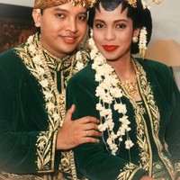 Rupanya pakaian pengantin yang dikenakan Nadia dan Kama itu cukup bersejarah. Baju adat tersebut merupakan milik orangtua Nadia, Soraya Haque dan Ekki Soekarno. Soraya dan Ekki mengenakan pakaian tersebut 33 tahun lalu ketika keduanya menikah. Foto: Instagram/@nadiasoekarno