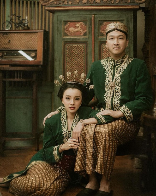 Mengenakan pakaian pengantin adat Jawa, Kama tampil lengkap dengan blangkon, sementara Nadia tampil memesona dengan konde dan hiasan kepala cunduk mentul. Foto: Instagram/@nadiasoekarno