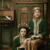 Mengenakan pakaian pengantin adat Jawa, Kama tampil lengkap dengan blangkon, sementara Nadia tampil memesona dengan konde dan hiasan kepala cunduk mentul. Foto: Instagram/@nadiasoekarno