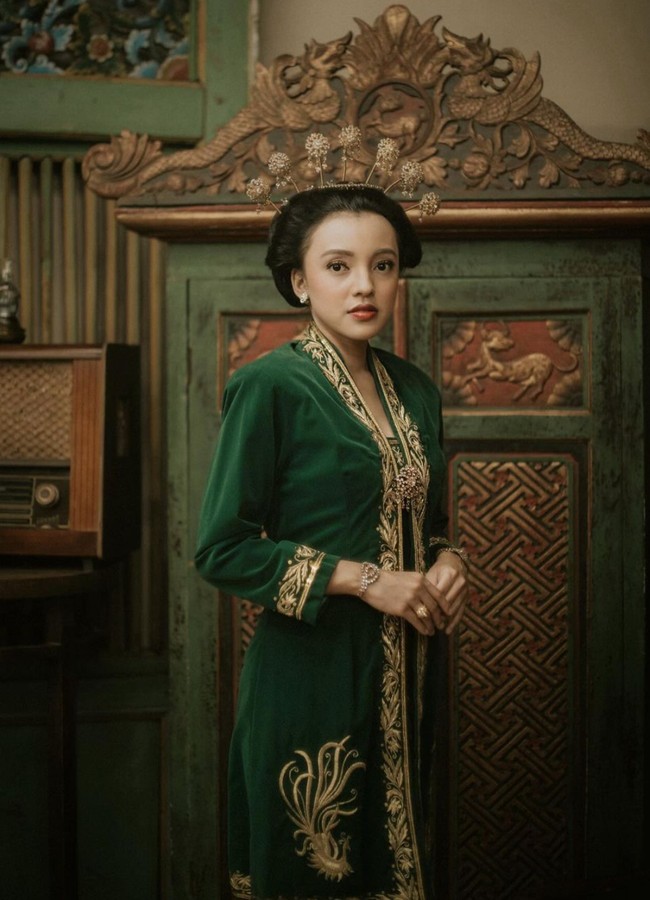 Tak hanya dipakai oleh Soraya dan Ekki saat menikah, baju pengantin tersebut juga merupakan buatan nenek Nadia, Mieke. Meski sudah berusia puluhan tahun namun baju pengantin tersebut terlihat masih bagus. Foto: Instagram/@nadiasoekarno