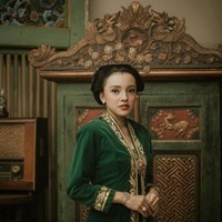 Tak hanya dipakai oleh Soraya dan Ekki saat menikah, baju pengantin tersebut juga merupakan buatan nenek Nadia, Mieke. Meski sudah berusia puluhan tahun namun baju pengantin tersebut terlihat masih bagus. Foto: Instagram/@nadiasoekarno