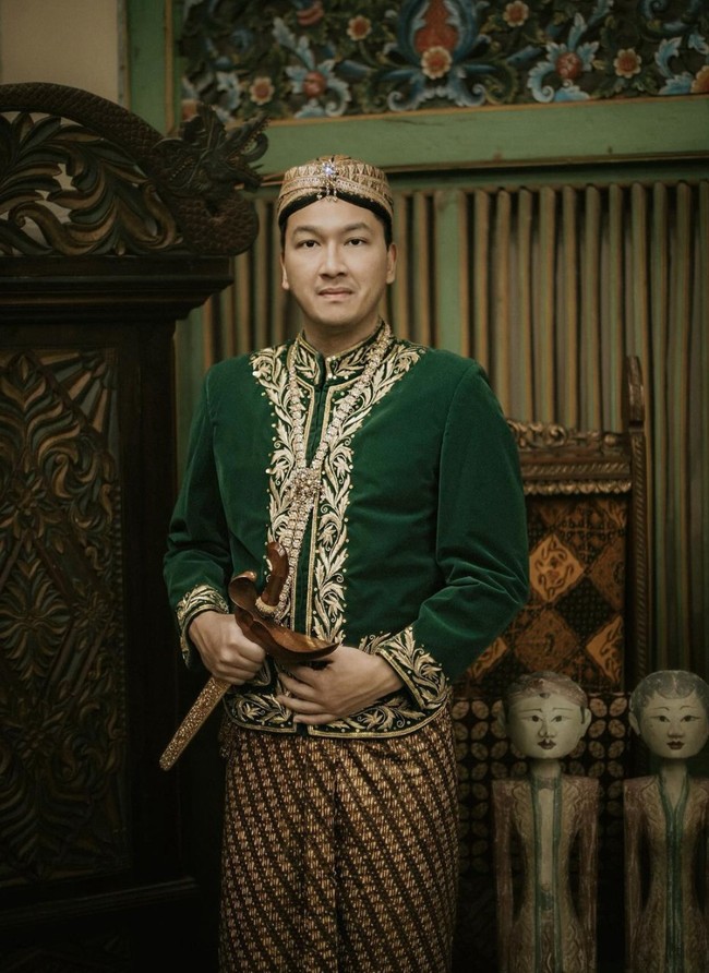 Mengenakan baju pengantin bekas ayah mertuanya, Kama terlihat gagah. Ukuran bajunya pun tampak begitu pas dan cocok di badan Kama. Foto: Instagram/@nadiasoekarno