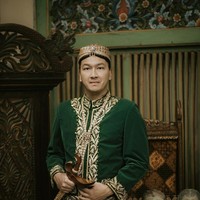 Mengenakan baju pengantin bekas ayah mertuanya, Kama terlihat gagah. Ukuran bajunya pun tampak begitu pas dan cocok di badan Kama. Foto: Instagram/@nadiasoekarno