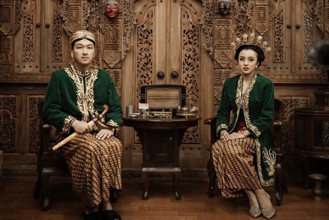Nadia Soekarno dan Kama Sukarno telah resmi menikah pada Sabtu (27/01/24). Sebelum menggelar pesta pernikahan keduanya terlebih dahulu menjalani sesi foto prewedding. Bertema tradisional, terlihat keduanya mengenakan pakaian adat. Foto: Instagram/@nadiasoekarno