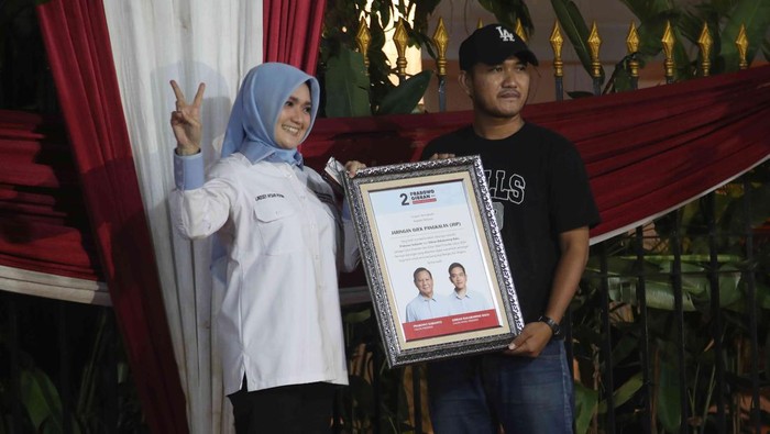 Relawan Jaringan Ojek Pangkalan Dukung Prabowo-Gibran Wakil sekretaris TKN Lindsey Afsari Putriย menerima deklarasi dukungan dari relawan Jaringan Ojek Pangkalan di Kertanegara, Jakarta Selatan, Selasa (30/1/2024).