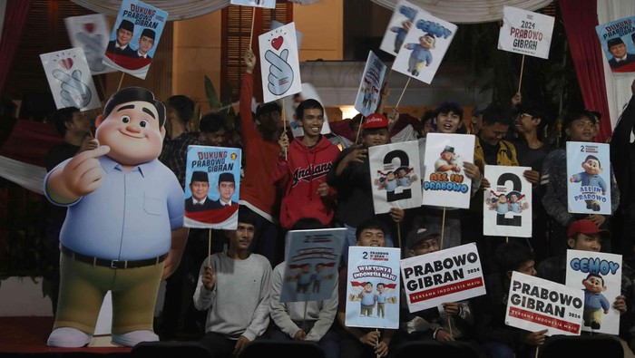 Relawan Jaringan Ojek Pangkalan Dukung Prabowo-Gibran Wakil sekretaris TKN Lindsey Afsari Putriย menerima deklarasi dukungan dari relawan Jaringan Ojek Pangkalan di Kertanegara, Jakarta Selatan, Selasa (30/1/2024).