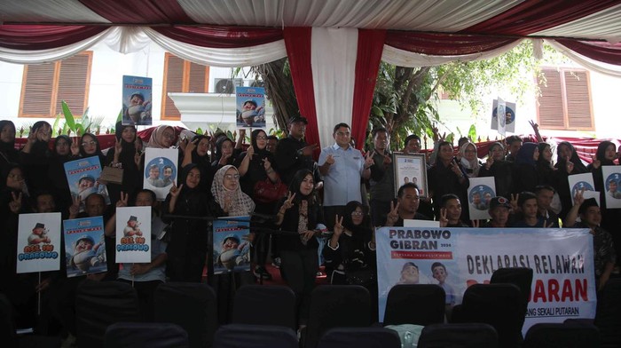 Wakil Komandan Golf Tim Kampanye Nasional (TKN) Sulaiman Haikal menerima deklarasi dukungan dari Relawan Pajajaran Prabowo Gibran di Kertanegara, Selasa (30/1/2024).