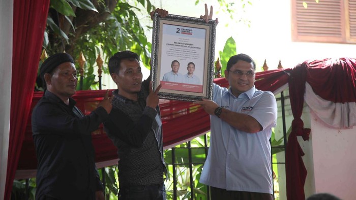 Relawan Pajajaran Dukung Prabowo-Gibran Wakil Komandan Golf Tim Kampanye Nasional (TKN) Sulaiman Haikal menerima deklarasi dukungan dari Relawan Pajajaran Prabowo Gibran di Kertanegara, Selasa (30/1/2024).