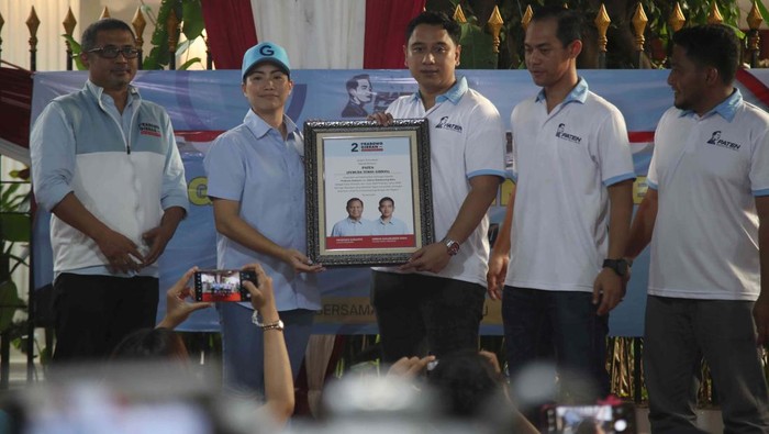 Relawan Pemuda Teman Gibran mendeklarasikan dukungan untuk Prabowo-Gibran. Deklarasi dukungan diterima oleh Jubir TKN Rahayu Saraswati.