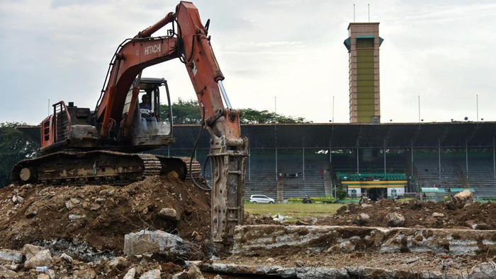 Pekerja mengoperasikan alat berat di lokasi proyek renovasi Stadion Teladan, Medan, Sumatera Utara, Senin (29/1/2024). Renovasi stadion yang dibangun pada tahun 1952 tersebut menelan anggaran sebesar Rp560 miliar dan ditargetkan selesai pada Oktober 2024. ANTARA FOTO/Fransisco Carolio/aww.