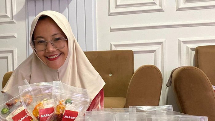 Resign dari Bank BUMN, Wanita Ini Banting Setir Jual Pangsit Beromzet Belasan Juta