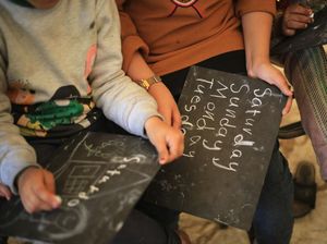 Guru Palestina Ini Mengajar Gratis Anak-anak Gaza yang Stres di Pengungsian