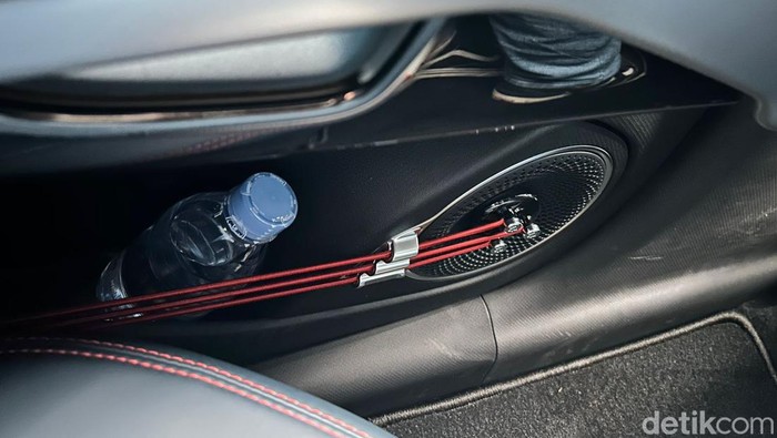 Senar gitar di mobil listrik BYD.