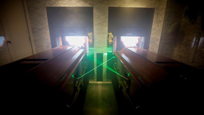 Sensasi Main Teka-teki dalam Peti Mati, Berani? A couple of gamers, Miriam Castella and Carlos Granedo, participate in an extreme escape room named Catalepsia, which takes place inside two coffins simulating their funeral and trying to escape from them by working in pairs to solve puzzles and tricks, in Barcelona, Spain, January 18, 2024. REUTERS/ Albert Gea