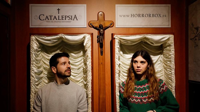 Sensasi Main Teka-teki dalam Peti Mati, Berani? A couple of gamers, Miriam Castella and Carlos Granedo, participate in an extreme escape room named Catalepsia, which takes place inside two coffins simulating their funeral and trying to escape from them by working in pairs to solve puzzles and tricks, in Barcelona, Spain, January 18, 2024. REUTERS/ Albert Gea