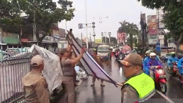 Seribu lebih APK berupa bendera hingga baliho Pemilu 2024 di Jalan Raya Bogor, Kramat Jati, Jaktim ditertibkan karena bikin kumuh dan membahayakan. (ANTARA/Syaiful Hakim)