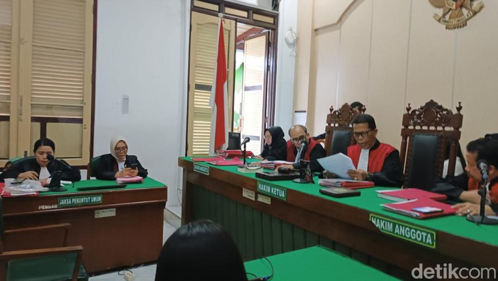 Sidang pembacaan vonis dua terdakwa kurir ganja seberat 133 kg dari Aceh ke Medan digelar di PN Medan. (Goklas Wisely/detikSumut)