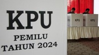 Warga melakukan pencoblosan di bilik suara saat mengikuti simulasi pemungutan dan penghitungan suara Pemilu 2024 di Alun Alun Sidoarjo, Jawa Timur. Antara Foto/Umarul Faruq