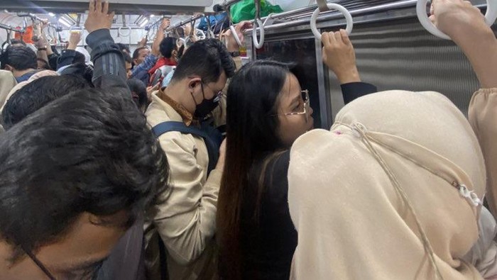 Situasi di gerbong 4 KRL yang alami gangguan (Tuti/Istimewa)