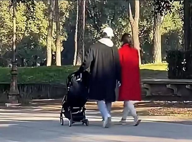 Song Joong Ki dan Katy Saunders