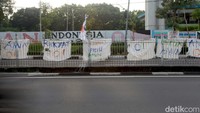 Tampak spanduk dukungan terhadap pasangan capres dan cawapres nomor urut 1 Anies Baswedan-Muhamimin Iskandar (AMIN) membentang di pinggir jalan yang ada di kawasan tersebut.  