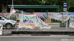 Spanduk AMIN dari Karung Penuhi Kawasan Taman Mini