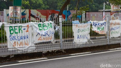 Spanduk AMIN dari Karung Penuhi Kawasan Taman Mini